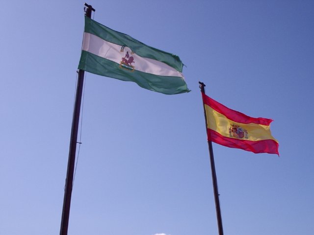 P5220136 links vlag van Andalusie rechts vlag van Spanje - Cordoba